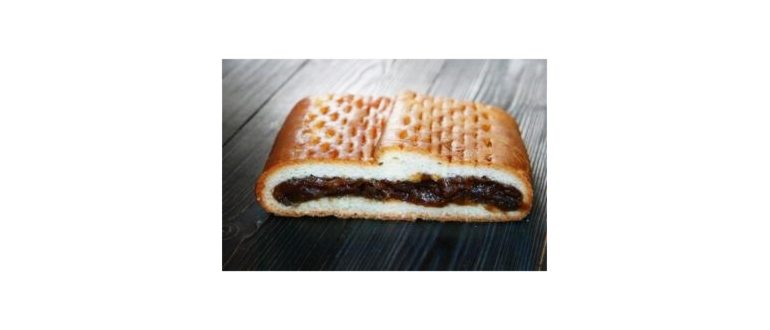 Девушка со смартфоном в