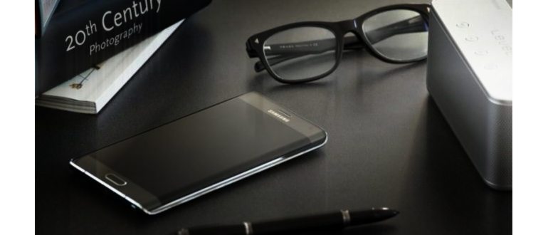 телефон отображает карту на приборной панели