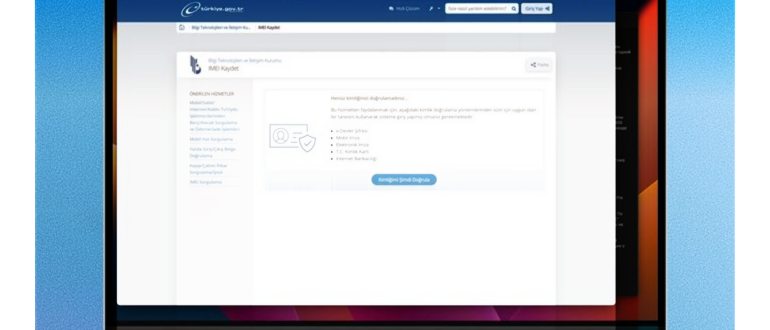 Девушка с телефоном на