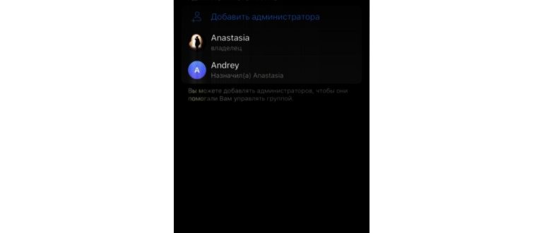 Фигуры мужчин со смартфонами в руках на фоне