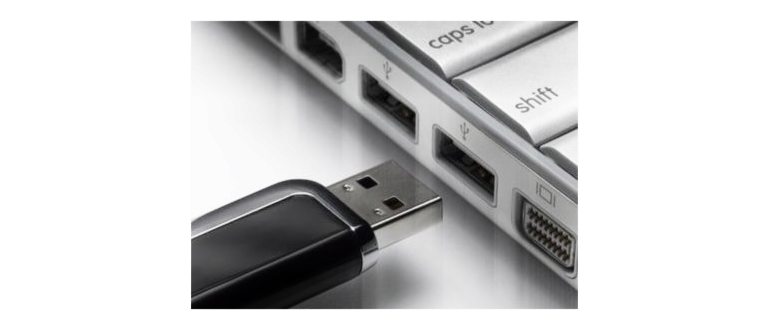 Фото флеш-накопителя возле порта USB