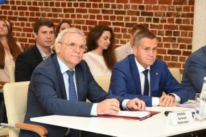 «Предложенные молодыми парламентариями инициативы обязательно будем рассматривать на заседании Заксобрания», – Евгений Люлин
