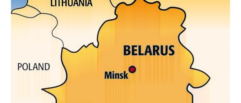 Пожилая пара с ноутбуком, мобильным телефоном и